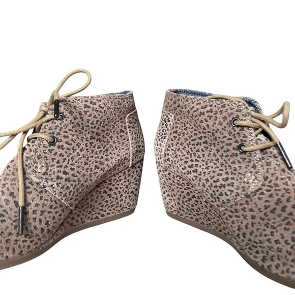 Toms Suede Desert Wedge Heeled Bootie Cheetah Print Size 6 - Picture 8 of 12